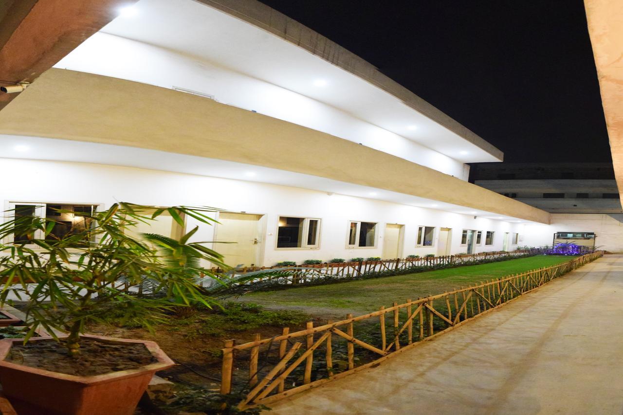 Hotel Palace Amritsar Bagian luar foto